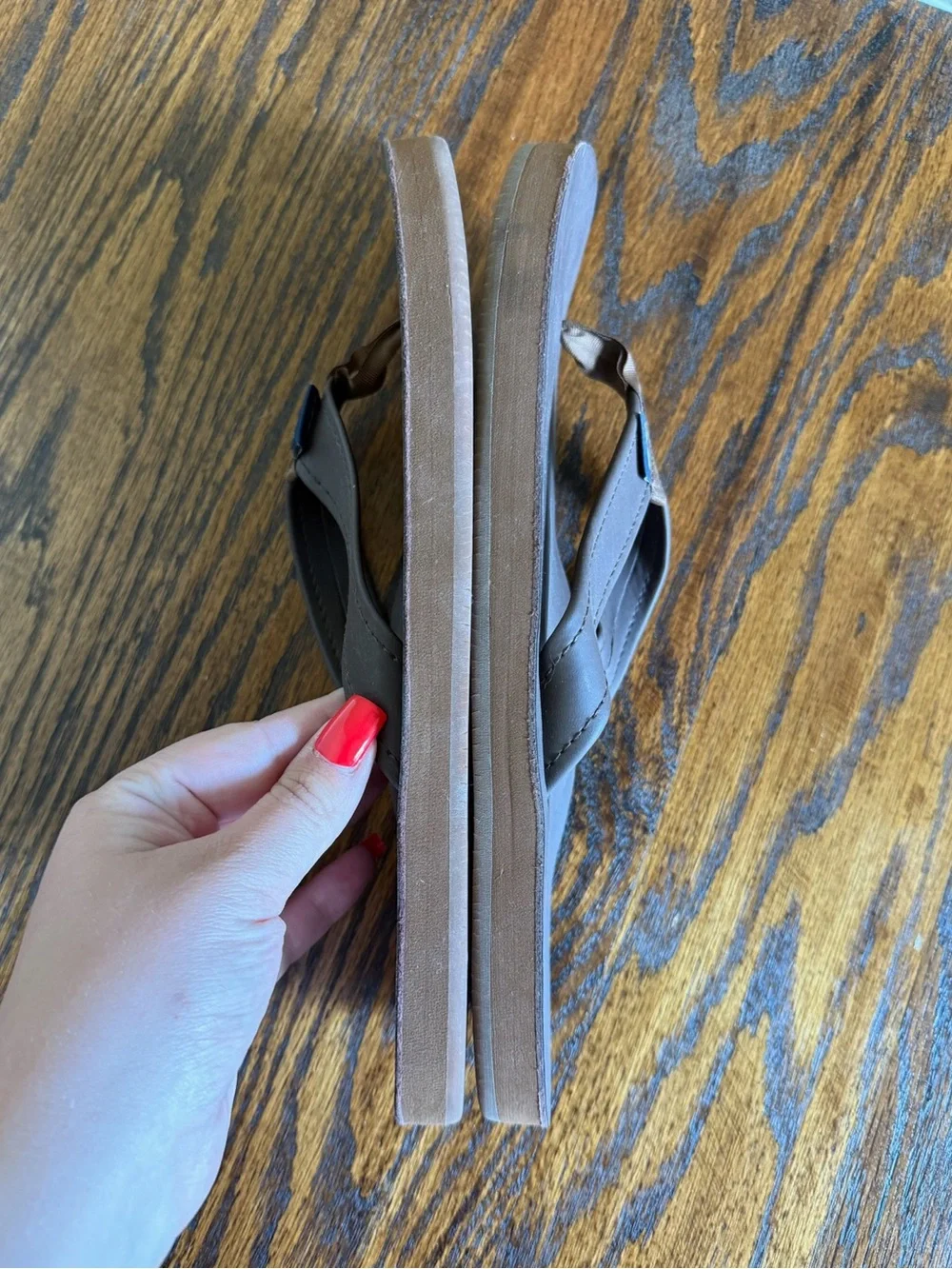 men’s brown leather flip flops - vineyard vines!